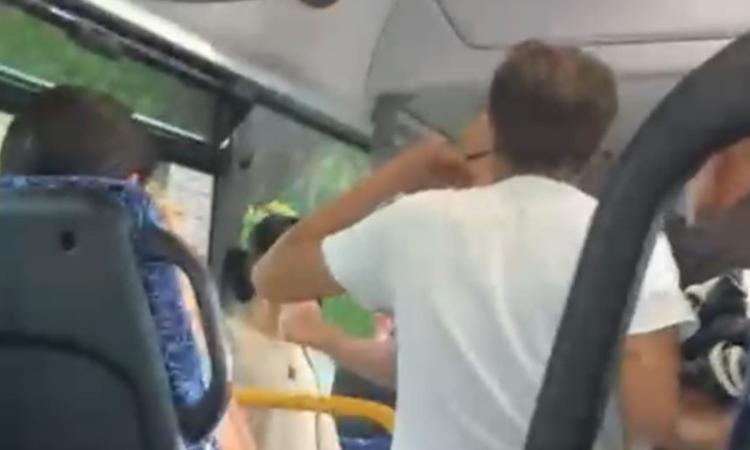 Due uomini senza biglietto molestano studenti sul bus: autista riesce a farli scendere dopo accesa discussione (VIDEO) Due uomini senza biglietto molestano studenti sul bus: autista riesce a farli scendere dopo accesa discussione (VIDEO)