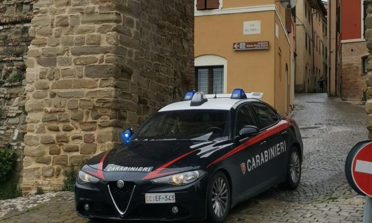 Tolentino, 33enne tenta di estorcere denaro all’ex compagno della madre e minaccia i Carabinieri: arrestato Tolentino, 33enne tenta di estorcere denaro all’ex compagno della madre e minaccia i Carabinieri: arrestato