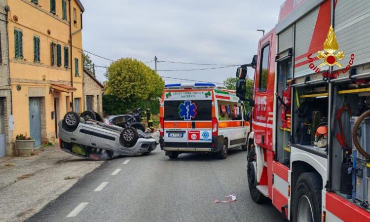 Macerata, vettura si ribalta dopo l'urto con un'auto in sosta: sacerdote trasportato all'ospedale