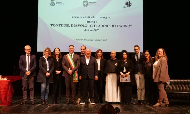 Tolentino celebra il suo cittadino dell’anno: Renzo Foglia premiato al Teatro Vaccaj Tolentino celebra il suo cittadino dell’anno: Renzo Foglia premiato al Teatro Vaccaj