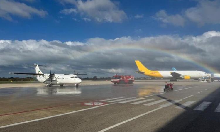 Un arcobaleno inaugura i nuovi voli Dat da Ancona: due collegamenti giornalieri per Roma Fiumicino e Milano Linate Un arcobaleno inaugura i nuovi voli Dat da Ancona: due collegamenti giornalieri per Roma Fiumicino e Milano Linate