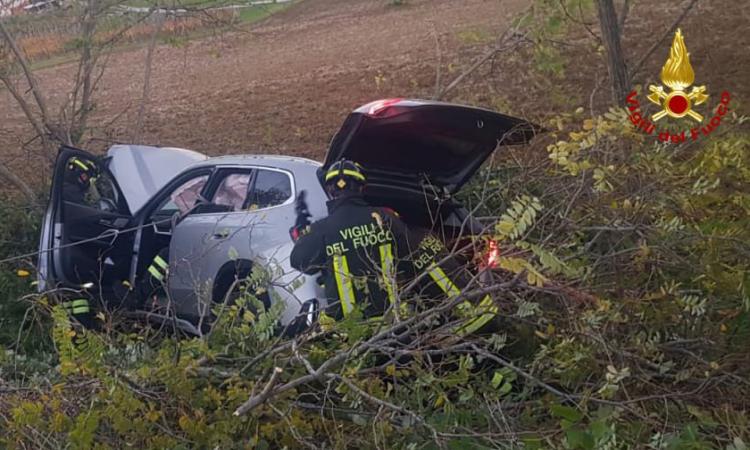 Perde il controllo dell'auto e finisce fuori strada: conducente al Pronto Soccorso