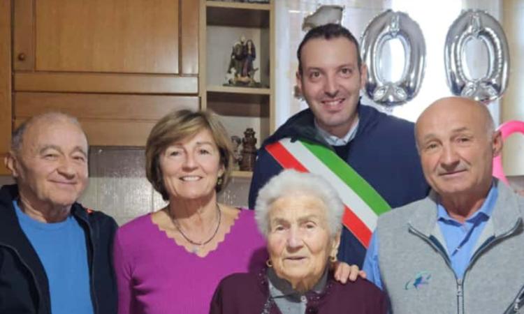 Treia, Annunziata festeggia 100 anni con la passione per l'orto intatta: "Il mio segreto? Ve lo svelo" Treia, Annunziata festeggia 100 anni con la passione per l'orto intatta: "Il mio segreto? Ve lo svelo"