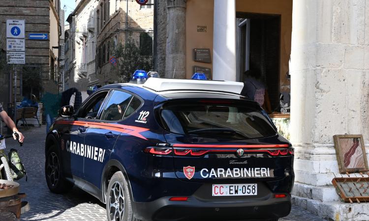 Uno rifiuta l'alcol test, l'altro falsifica la propria identità: doppia denuncia a Macerata Uno rifiuta l'alcol test, l'altro falsifica la propria identità: doppia denuncia a Macerata