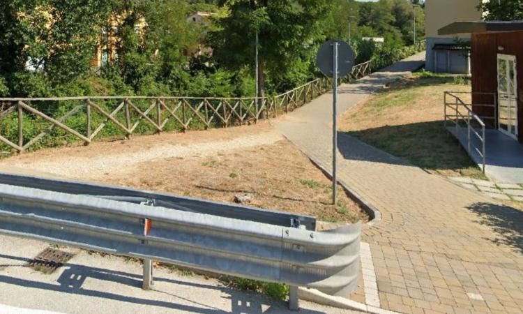 San Severino, 40mila euro per la sicurezza: al via il ripristino delle balaustre sui percorsi ciclo-pedonali San Severino, 40mila euro per la sicurezza: al via il ripristino delle balaustre sui percorsi ciclo-pedonali