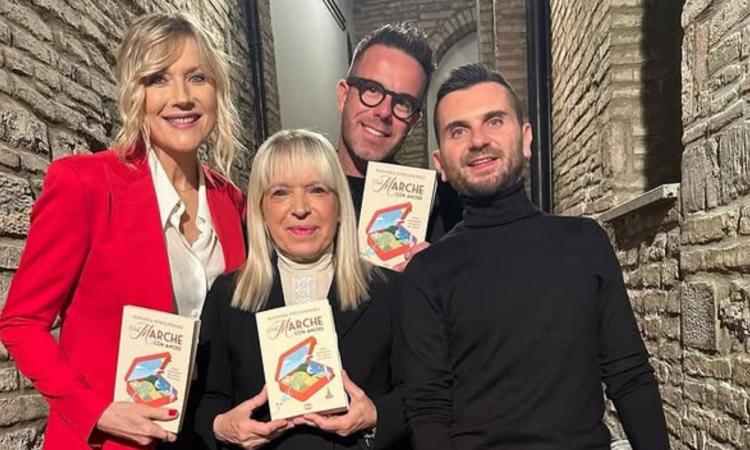 Marche da amare, Natasha Stefanenko conquista San Severino con la sua "Guida sentimentale" Marche da amare, Natasha Stefanenko conquista San Severino con la sua "Guida sentimentale"