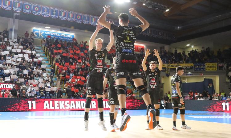 La Cucine Lube Civitanova ferma la capolista Verona in tre set. Grandi spunti di Loeppky nel parziale decisivo La Cucine Lube Civitanova ferma la capolista Verona in tre set. Grandi spunti di Loeppky nel parziale decisivo