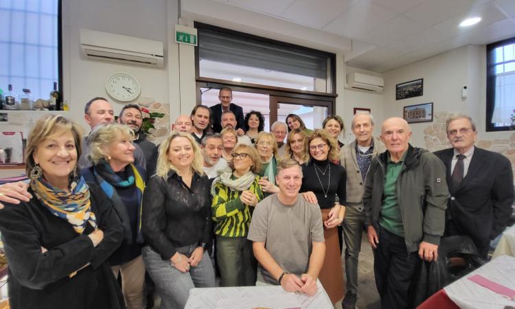 Macerata, gli ex studenti del 5° AS del Geometri si ritrovano a 30 anni dal diploma Macerata, gli ex studenti del 5° AS del Geometri si ritrovano a 30 anni dal diploma