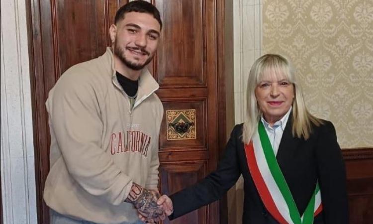 Momento di grande celebrazione sportiva a San Severino: in visita il pugile italiano Diego Lenzi Momento di grande celebrazione sportiva a San Severino: in visita il pugile italiano Diego Lenzi