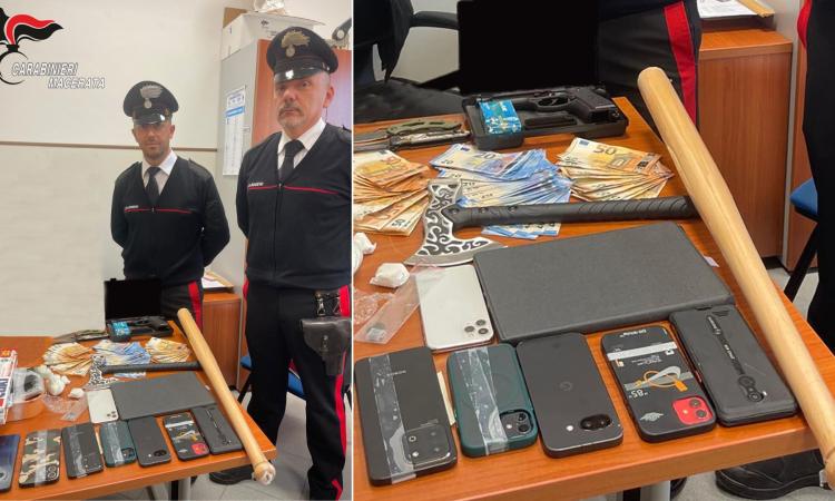 Porto Recanati - In casa aveva droga, soldi falsi, armi e 8 cellulari: arrestato 31enne Porto Recanati - In casa aveva droga, soldi falsi, armi e 8 cellulari: arrestato 31enne