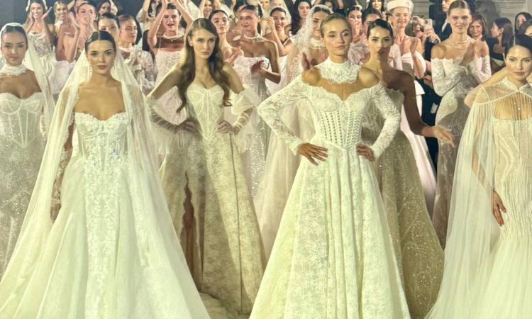 Macerata, l'atelier Delsa svela la nuova collezione "Appassionante": il Teatro della Filarmonica si veste di bianco