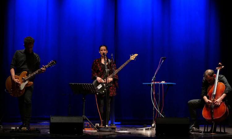 Montecosaro, "Partitura di stagioni": Serena Abrami porta la poesia di Mahvash Sabet al Teatro delle Logge
