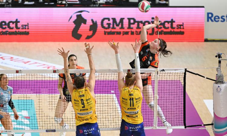 Conegliano è troppo forte, la Cbf Balducci Macerata si inchina in 3 set: la Imoco si conferma imbattibile Conegliano è troppo forte, la Cbf Balducci Macerata si inchina in 3 set: la Imoco si conferma imbattibile
