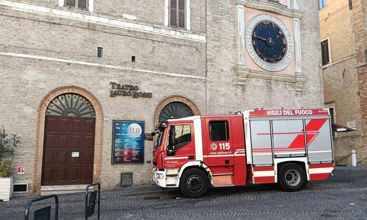 Macerata, incendio agli Antichi Forni: chiusi il Teatro Lauro Rossi e la Torre Civica (FOTO) Macerata, incendio agli Antichi Forni: chiusi il Teatro Lauro Rossi e la Torre Civica (FOTO)