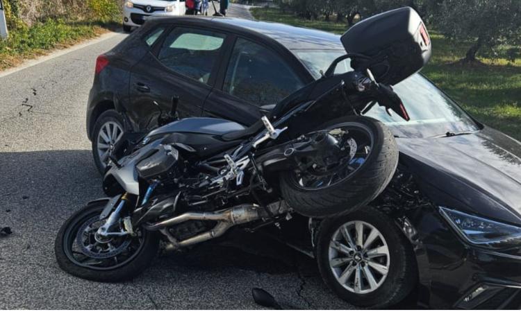 Macerata, scontro tra auto e moto: centauro trasportato a Torrette in elisoccorso