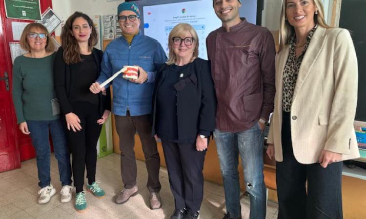 “Denti sani”: una lezione su salute dentale nelle scuole con il Rotary Tolentino “Denti sani”: una lezione su salute dentale nelle scuole con il Rotary Tolentino