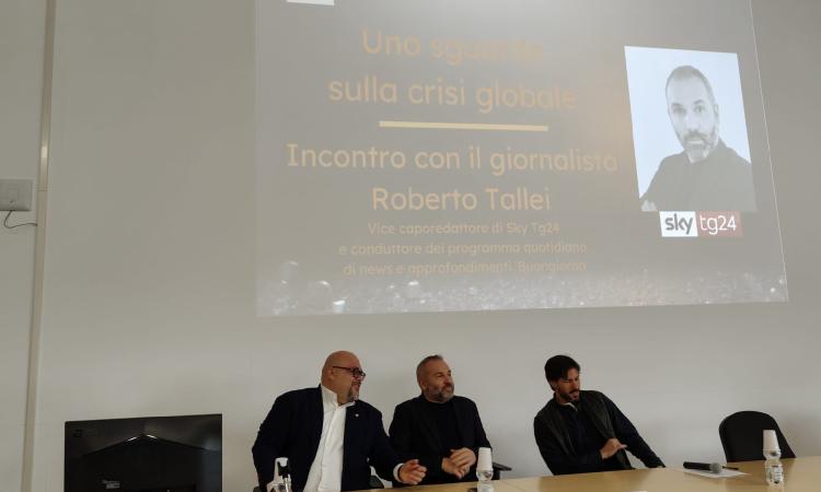 “Uno sguardo sulla crisi globale”: il giornalista Roberto Tallei incontra gli studenti del Divini “Uno sguardo sulla crisi globale”: il giornalista Roberto Tallei incontra gli studenti del Divini
