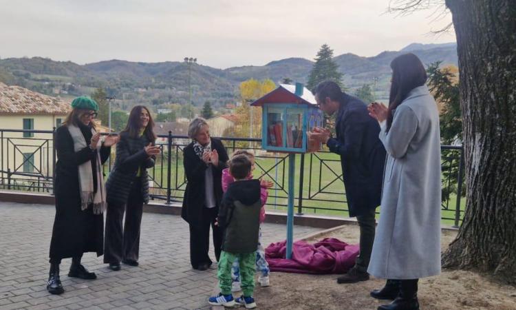 Sarnano, inaugurata la nuova casetta del Bookcrossing: un piccolo spazio per cultura e benessere