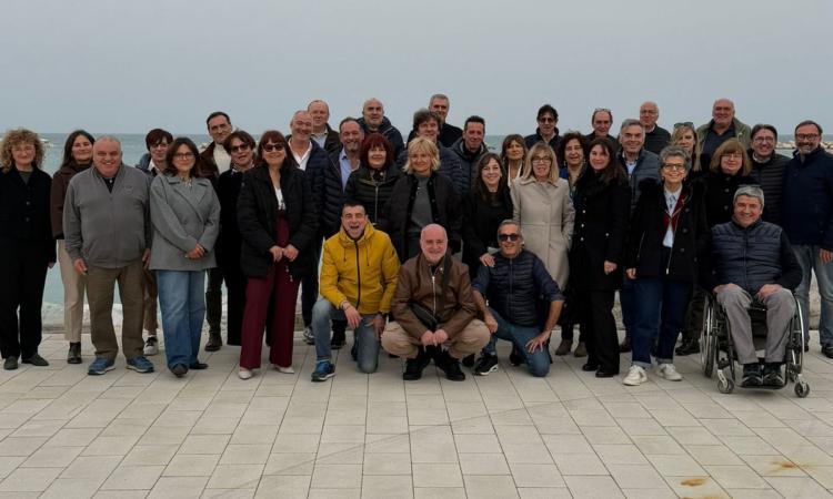 Castelraimondo, sessantenni di ieri e di oggi: l’annata 1965 si ritrova tra sorrisi e ricordi Castelraimondo, sessantenni di ieri e di oggi: l’annata 1965 si ritrova tra sorrisi e ricordi