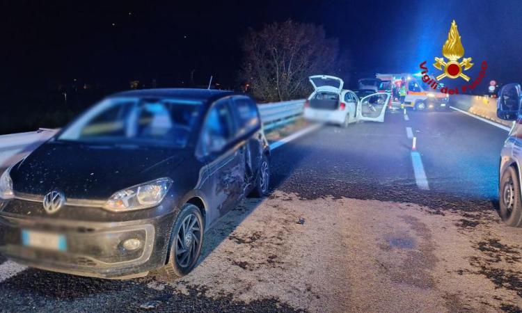 Apiro, incidente coinvolge tre auto sulla Statale 76: traffico in tilt e tre feriti, uno è grave