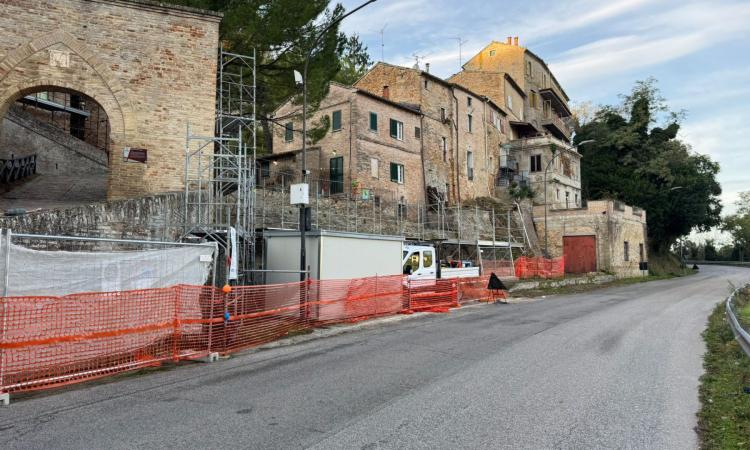 Morrovalle, nuovo volto per Porta delle Fonti con muro di contenimento e marciapiede Morrovalle, nuovo volto per Porta delle Fonti con muro di contenimento e marciapiede