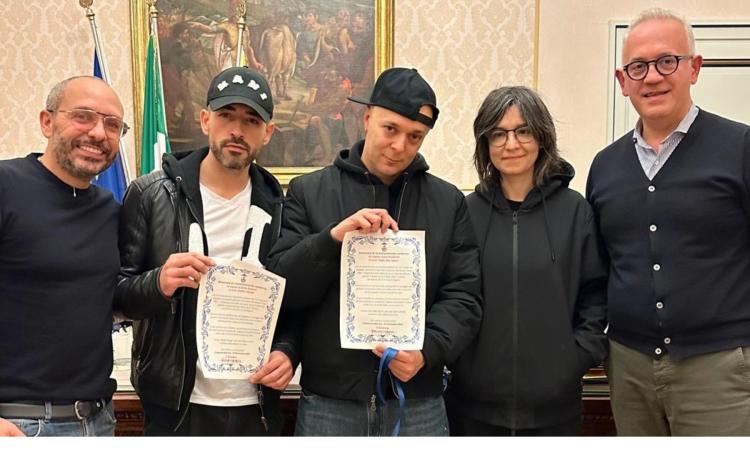 Omaggio in musica a Civitanova: sindaco premia i Rapper Andre Young e Stylo per la canzone "Casa Mia" Omaggio in musica a Civitanova: sindaco premia i Rapper Andre Young e Stylo per la canzone "Casa Mia"