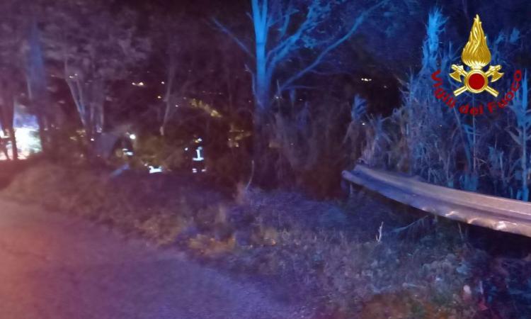 Loro Piceno, auto esce di strada: 54enne estratta dalle lamiere dai vigili del fuoco