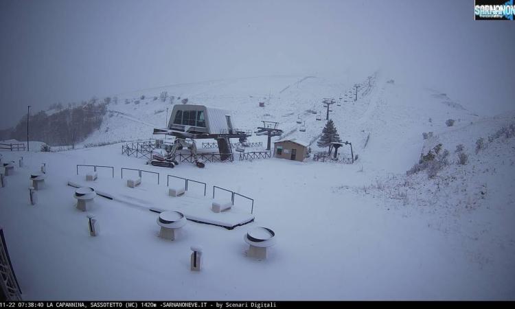È arrivata la neve, Sarnano e Bolognola in allarme: "Accelerare subito lavori sulla SP 120"
