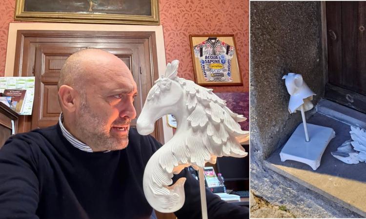 Statuetta con testa di cavallo mozzata per il sindaco Paolorossi, aquila impalata ai Giovani Democratici Statuetta con testa di cavallo mozzata per il sindaco Paolorossi, aquila impalata ai Giovani Democratici