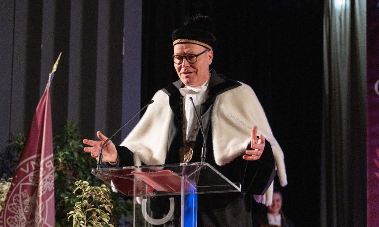 «Qui siamo diventati ciò che siamo»: emozioni, ricordi e riconoscimenti nella Giornata del Laureato UniMc «Qui siamo diventati ciò che siamo»: emozioni, ricordi e riconoscimenti nella Giornata del Laureato UniMc