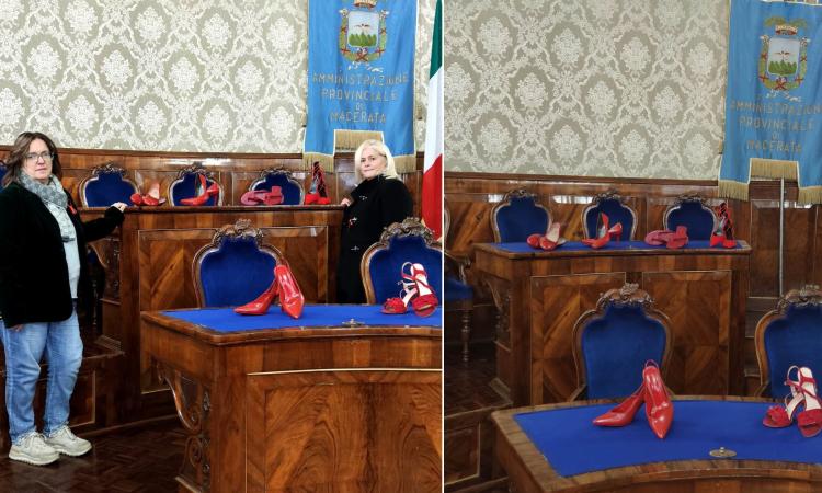 Scarpe rosse sugli scranni del Consiglio provinciale: un gesto per non dimenticare le vittime di violenza Scarpe rosse sugli scranni del Consiglio provinciale: un gesto per non dimenticare le vittime di violenza