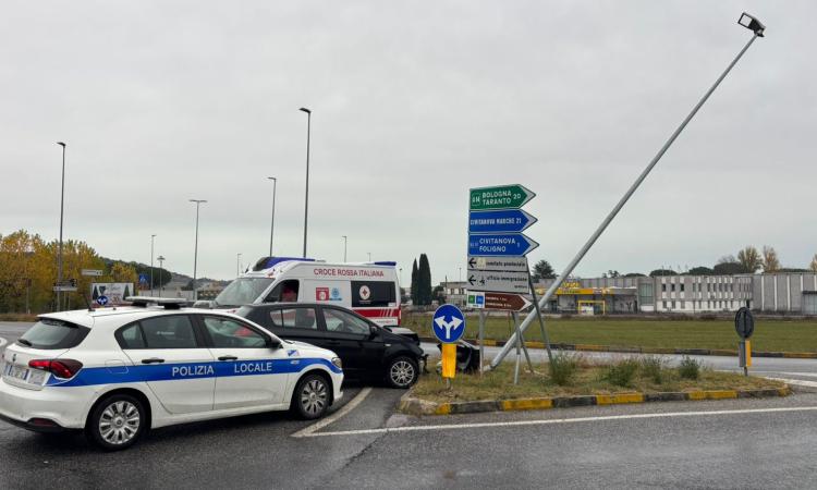 Macerata, perde il controllo dell'auto e finisce contro un palo della luce: donna al pronto soccorso (FOTO)