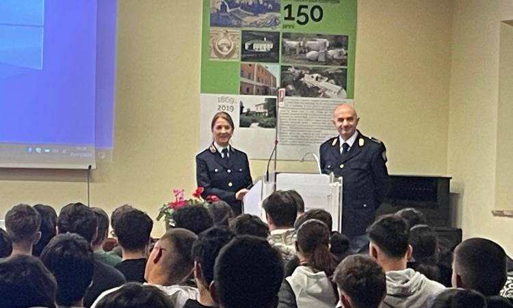 Contro la violenza di genere non c'è solo la strada: la polizia in cattedra tra codice rosso e pericoli del cyberbullismo