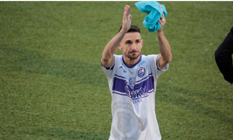 Daniele Ferretti, gol al volo e il Montefano vola: "A 39 anni mi diverto ancora. Non ci poniamo limiti" Daniele Ferretti, gol al volo e il Montefano vola: "A 39 anni mi diverto ancora. Non ci poniamo limiti"