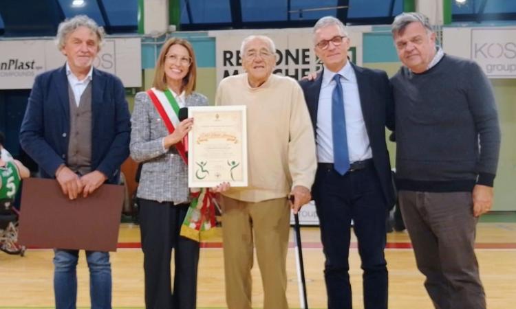 Potenza Picena celebra il dottor Mario Ferraresi: conferita la Benemerenza per Meriti Sportivi Potenza Picena celebra il dottor Mario Ferraresi: conferita la Benemerenza per Meriti Sportivi