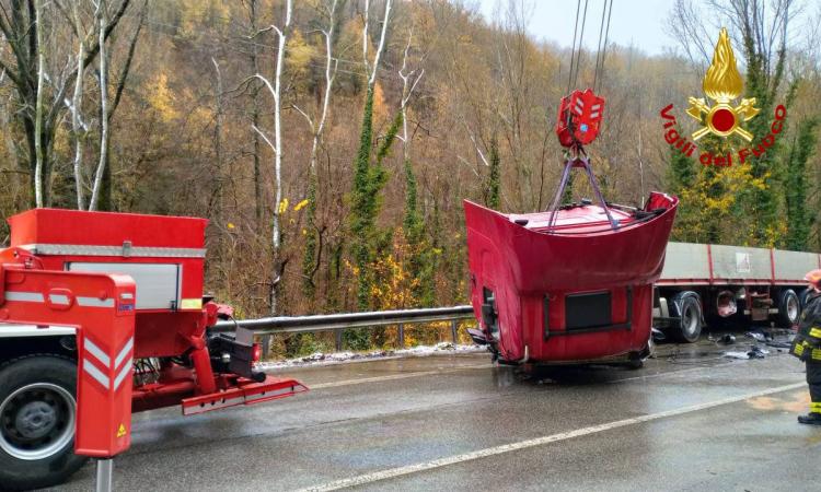 Tir fuori controllo sulla Salaria: strada bloccata e traffico in tilt Tir fuori controllo sulla Salaria: strada bloccata e traffico in tilt