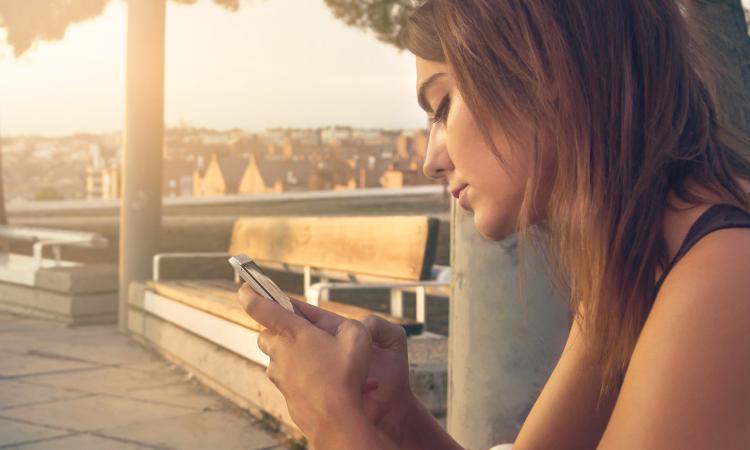 Disconnessi per sopravvivere: perché la Gen Z sta scappando (finalmente) dall'iperconnessione