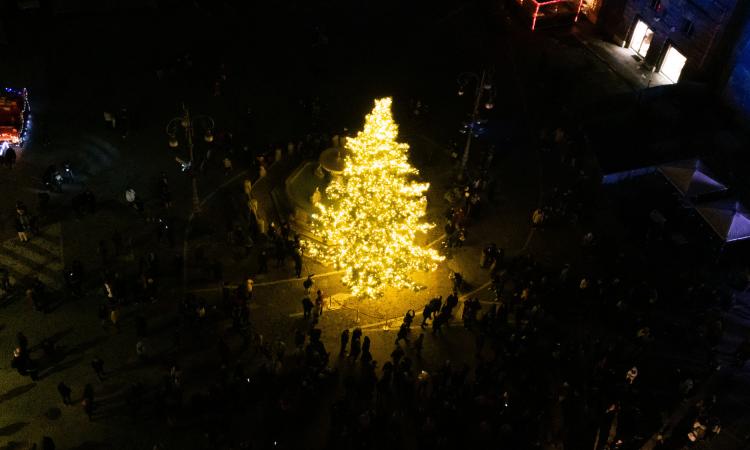 Matelica accende il suo Natale con luci, canti e musica per una domenica davvero magica
