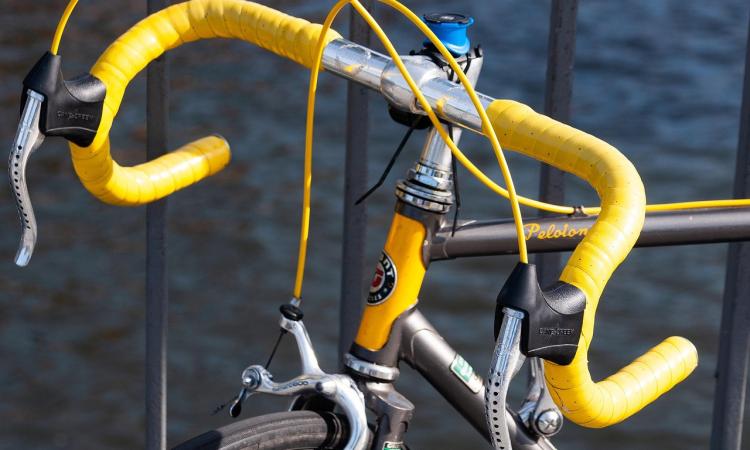 Valfornace, procede a zig-zag con la bici e rifiuta l'etilometro: denunciato 30enne