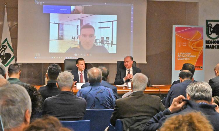 Corsa dei tedofori? Macché: la Fiamma Olimpica di Milano-Cortina 2026 attraversa Macerata in spider