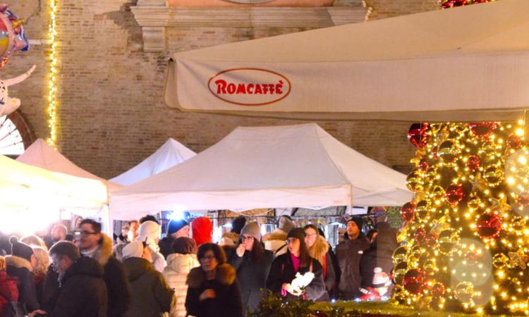 Macerata festeggia i 30 anni del Mercato di Natale "Il Barattolo": tra tradizione e shopping sostenibile Macerata festeggia i 30 anni del Mercato di Natale "Il Barattolo": tra tradizione e shopping sostenibile