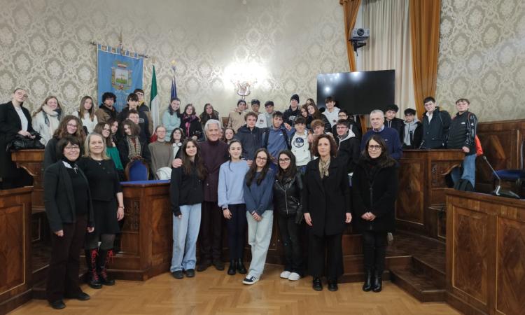 Macerata, studenti francesi in visita in Provincia. Il consiglio di Parcaroli: "Imparate le lingue e viaggiate" Macerata, studenti francesi in visita in Provincia. Il consiglio di Parcaroli: "Imparate le lingue e viaggiate"