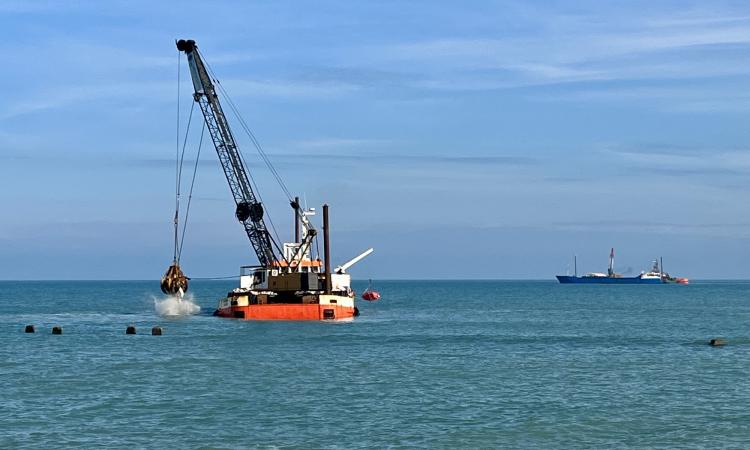Scogliere di Scossicci: lavori avviati, ma i balneari temono l'effetto bordo a nord Scogliere di Scossicci: lavori avviati, ma i balneari temono l'effetto bordo a nord