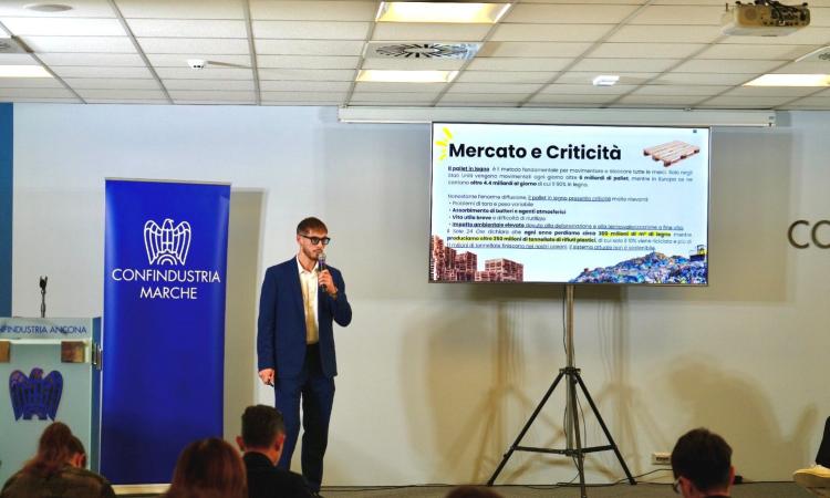 Il primo pallet in plastica riciclata al mondo è di una start-up "made in Macerata" Il primo pallet in plastica riciclata al mondo è di una start-up "made in Macerata"