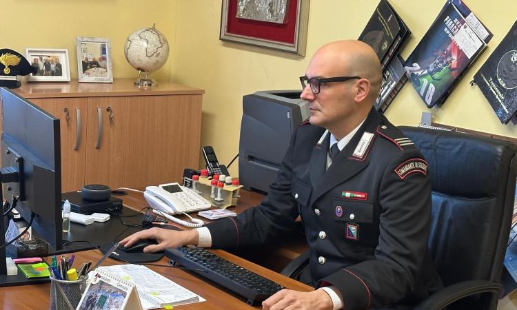 Truffa del finto broker a Treia: vittima raggirata con promesse di investimenti, denunciata 25enne