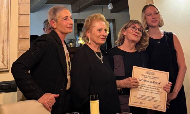 Civitanova, Anna Lina Tortelli riceve il premio "Mosca Bianca" per i 70 anni dell'Ottica Civitanova, Anna Lina Tortelli riceve il premio "Mosca Bianca" per i 70 anni dell'Ottica