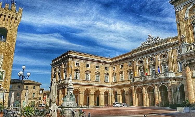 Recanati, bagni pubblici autorizzati dalla Soprintendenza: inaugurazione in Piazza Leopardi