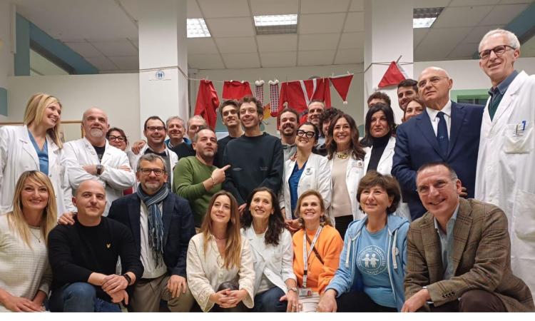 Valentino Rossi e i piloti della Vr46 Academy in visita ai piccoli pazienti del Salesi Valentino Rossi e i piloti della Vr46 Academy in visita ai piccoli pazienti del Salesi
