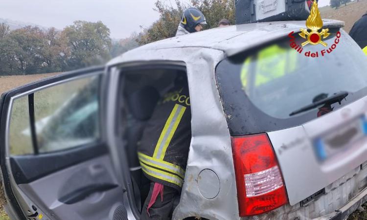 Auto esce di strada e precipita in un campo a 200 metri dalla carreggiata: ragazza a Torrette (FOTO)