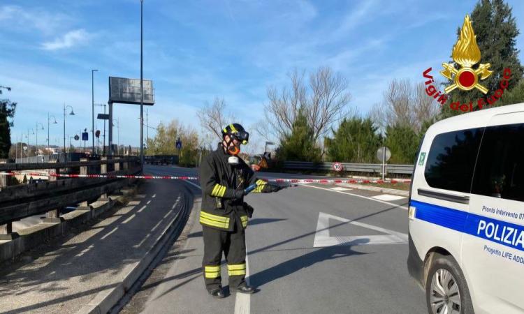 Danno alla condotta del gas, isolato ponte a Villa Potenza e chiusa la Provinciale 77 Danno alla condotta del gas, isolato ponte a Villa Potenza e chiusa la Provinciale 77